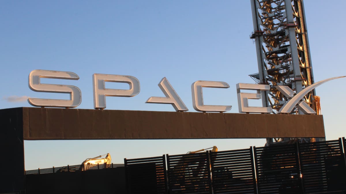 Foto van SpaceX logo op lanceerplatform