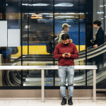 Man-op-station-op-telefoon