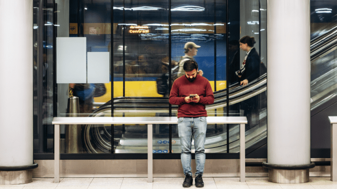 Man-op-station-op-telefoon