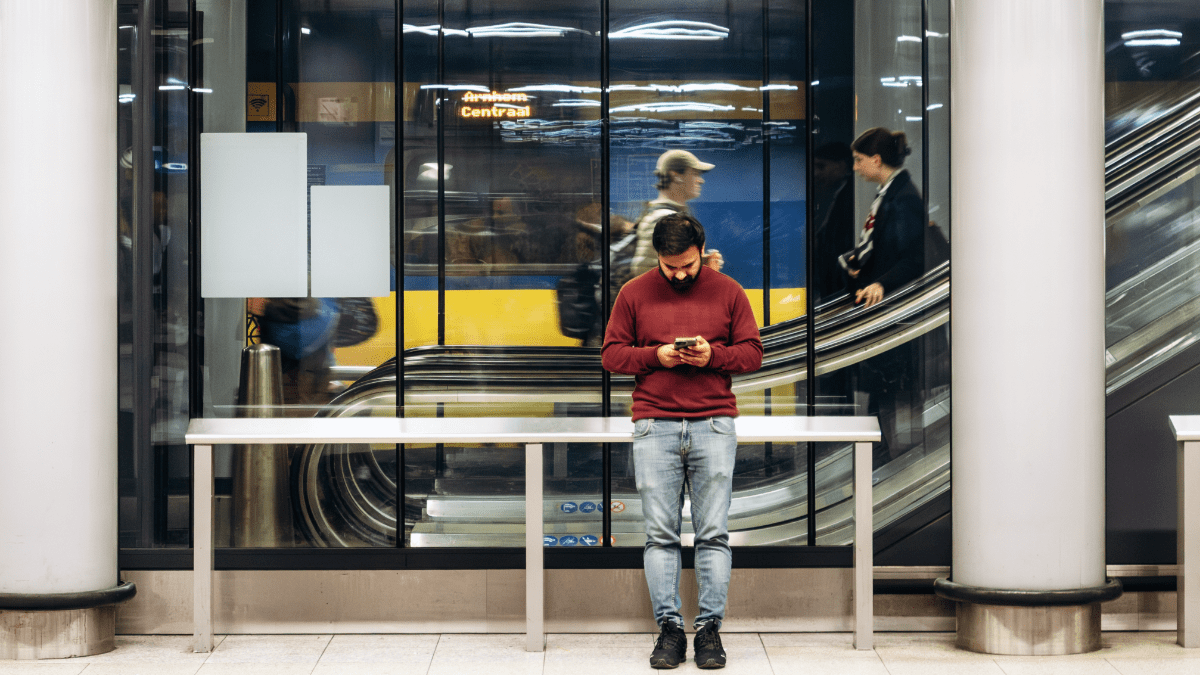 Man-op-station-op-telefoon