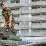 Nederlandse-soldaat-op-tank