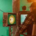 Regisseur-met-Dogecoin-op-scherm
