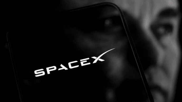 Foto van SpaceX logo en Elon Musk