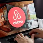 Airbnb logo op laptop