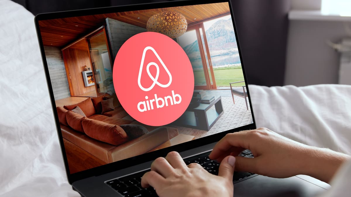 Airbnb logo op laptop