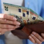 Foto van eurobiljetten in een portemonee
