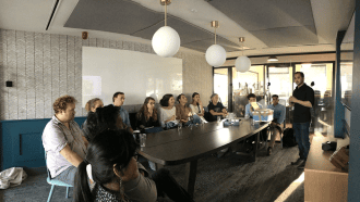 Foto van John van Meer tijdens een seminar