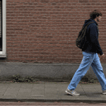 Jongen-loopt-over-straat