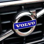 Volvo logo op auto