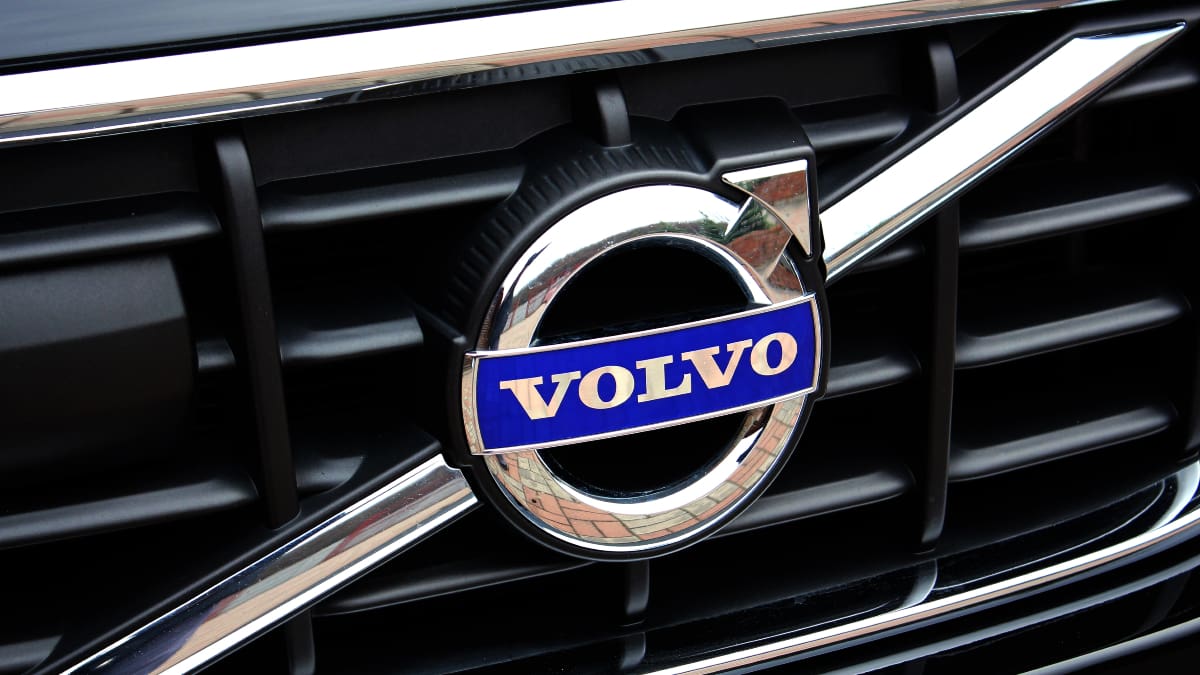 Volvo logo op auto